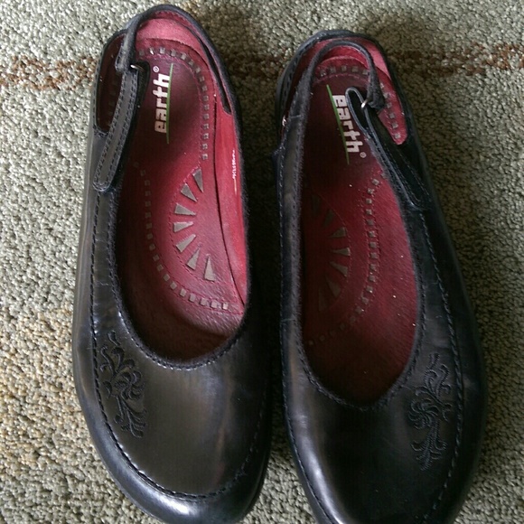 Earth flats w/ embroidery and heel strap