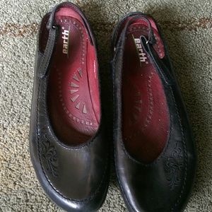 Earth flats w/ embroidery and heel strap