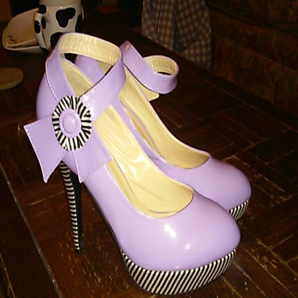 Show story retro lavender platform heels