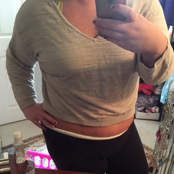 Super cute tan crop top😍