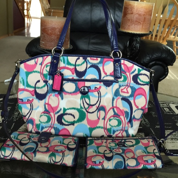 Authentic Coach Tote/Matching Wallet & Wristlet