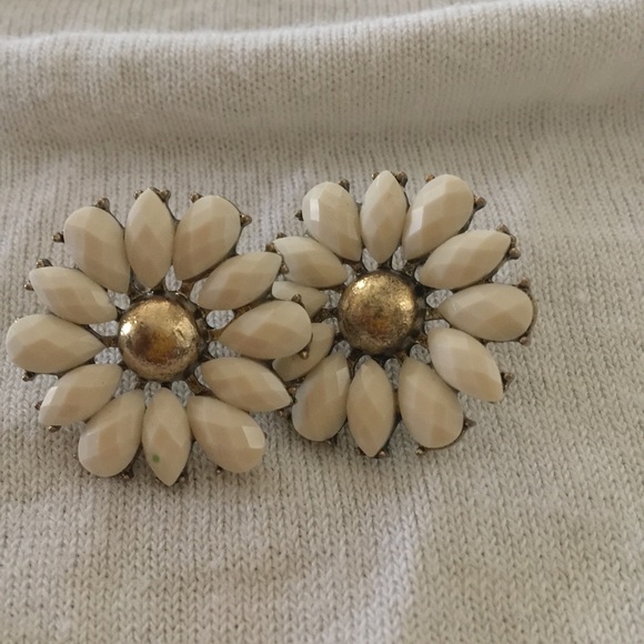 Jewelry - New cute flower earrings.