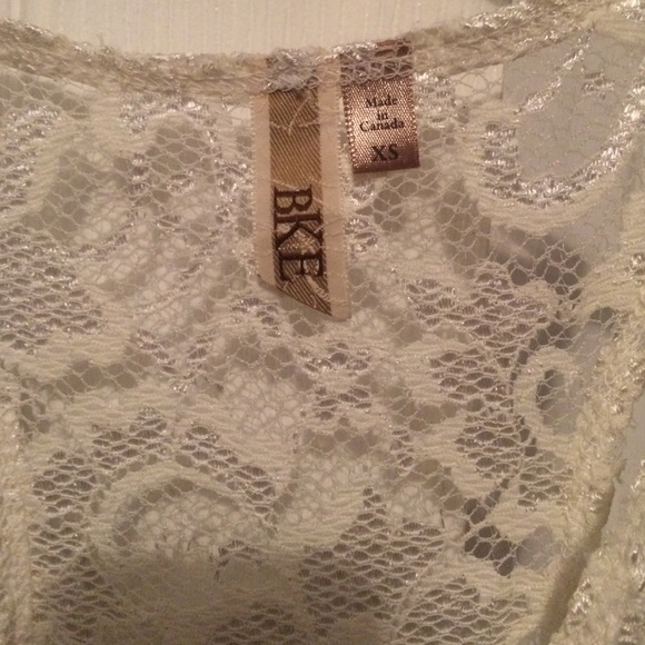 A lacy whit tank top - Picture 2 of 4