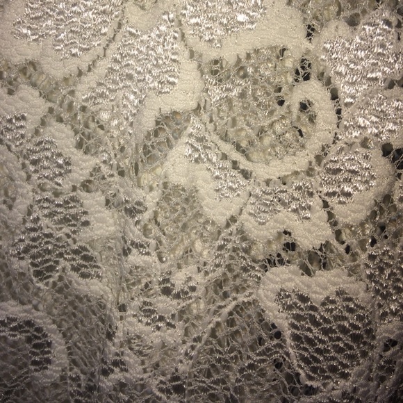 A lacy whit tank top - Picture 3 of 4