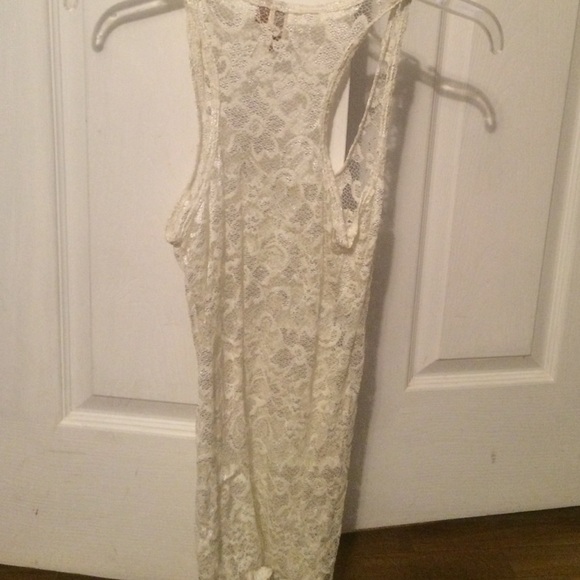A lacy whit tank top - Picture 4 of 4