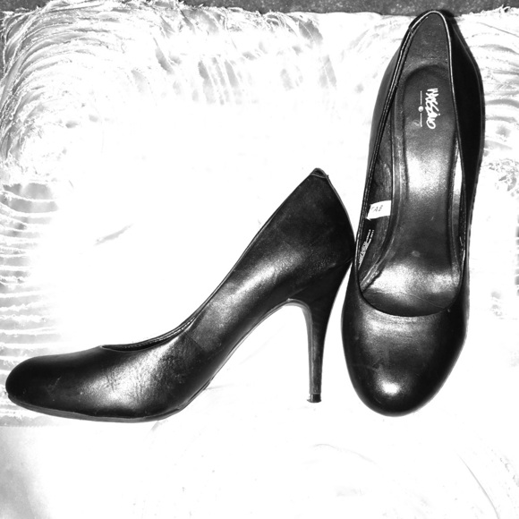 Black round toe plain pumps heels for ANYTHING!
