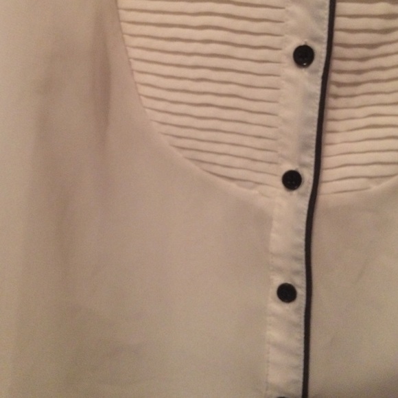 A black and white blouse - Picture 2 of 3