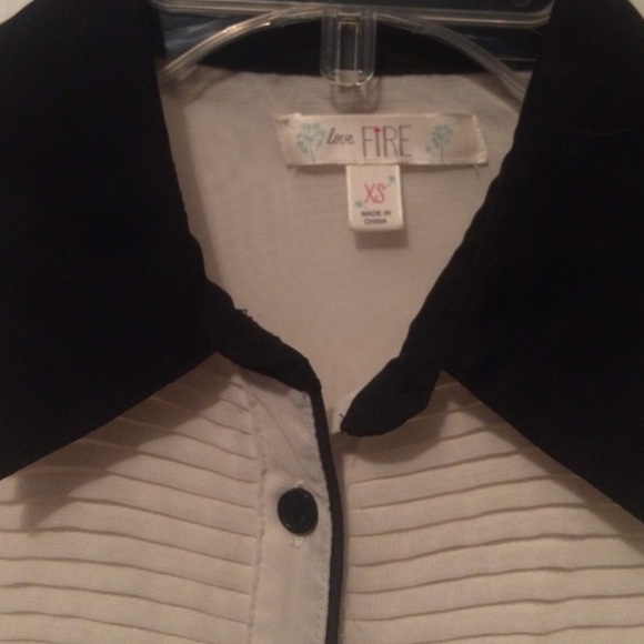 A black and white blouse - Picture 3 of 3