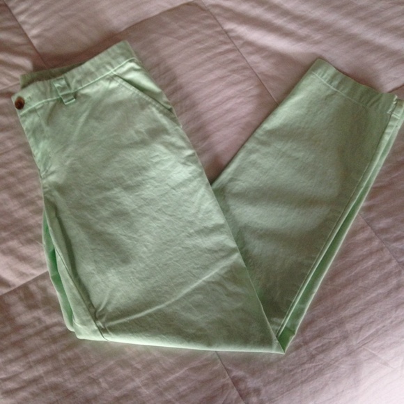 Size 6 Gap Broken-In Straight Khakis (mint)
