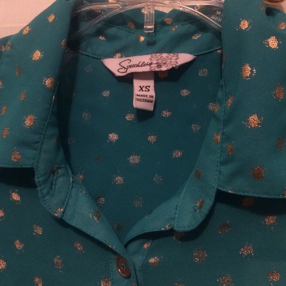 A blue button blouse - Picture 2 of 4