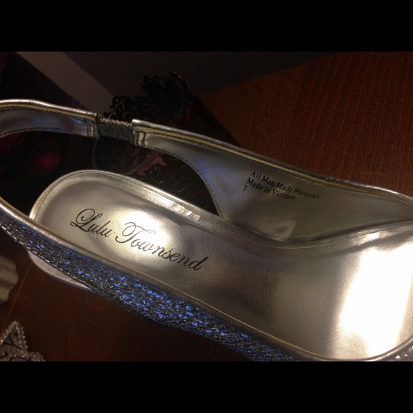 Shoes included with purple prom dress - Picture 2 of 3