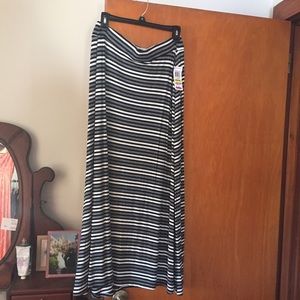 Great skirt to pair with fall, spring & winter.