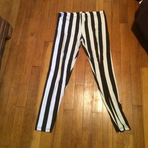 Black and white stripe legging