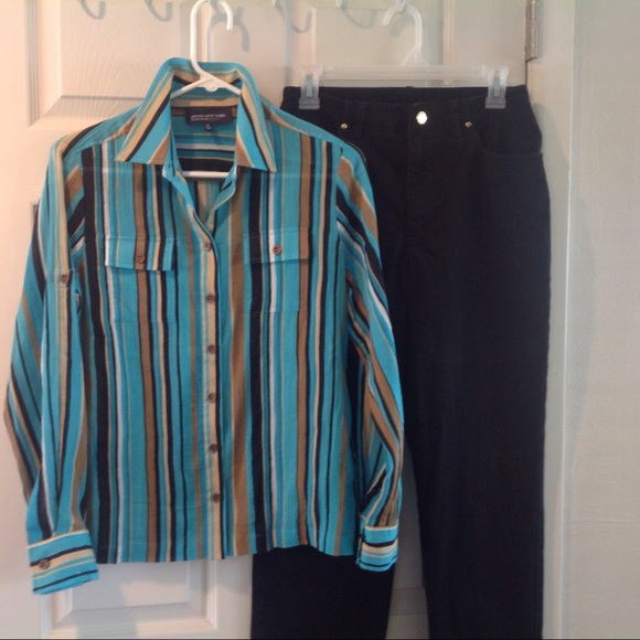 SOLD IN Bundle🎈Jones New York Button Front Top 🎈