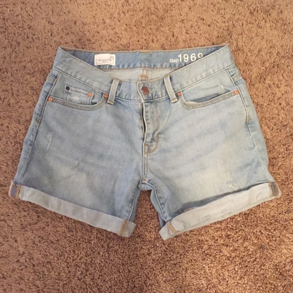 Gap distressed boyfriend shorts size 25