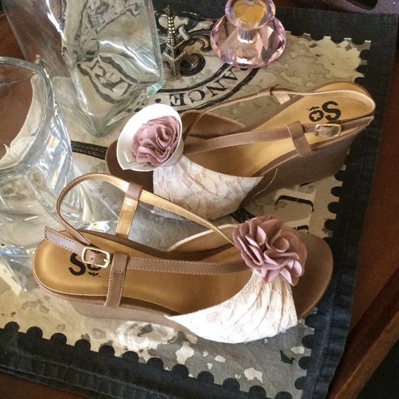🌺 Mauve/Ivory Lace & Suede Wedges 🌺 - Picture 2 of 4