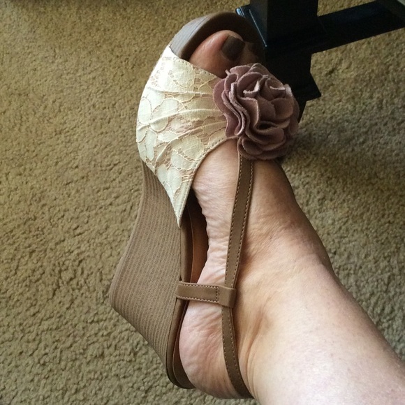 🌺 Mauve/Ivory Lace & Suede Wedges 🌺 - Picture 3 of 4