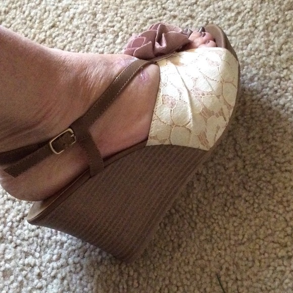 🌺 Mauve/Ivory Lace & Suede Wedges 🌺 - Picture 4 of 4