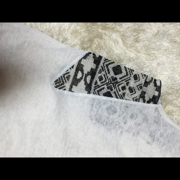 Cream top with Aztec print on the side - Picture 3 of 4