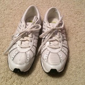 Adidas white tennis shoes size 7.5