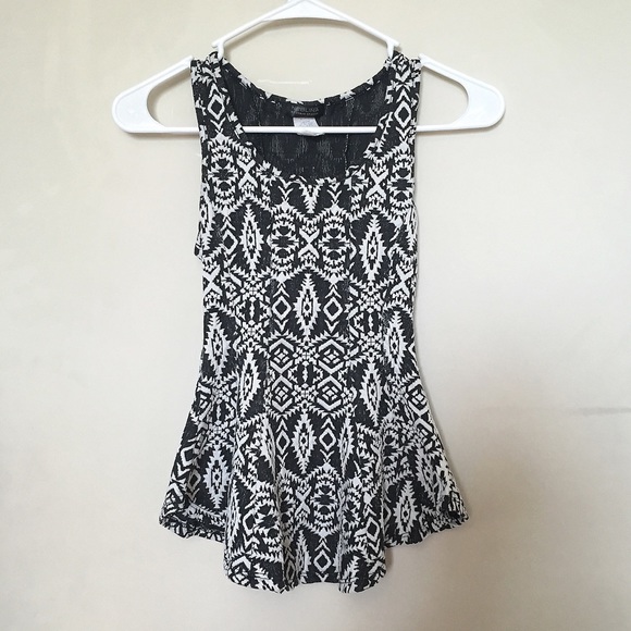 Blk/white tribal top