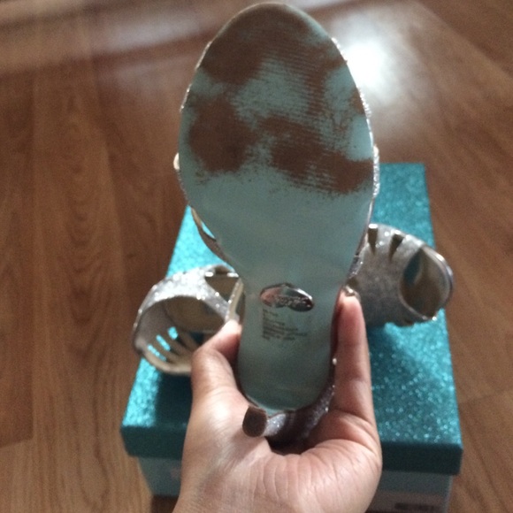 High Heels - Picture 3 of 4