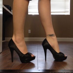 🔥Black satin peep toe pumps🔥