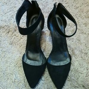 Worn 3 times. Comfortable. Able to fit size 5.5/6