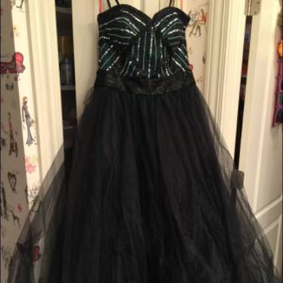 Prom dress - Picture 1 of 3