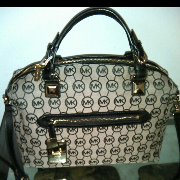 **Sold!*Michael Kors Calista large Reg $250