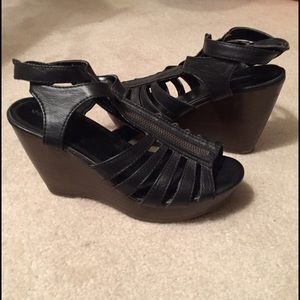 Black wedges