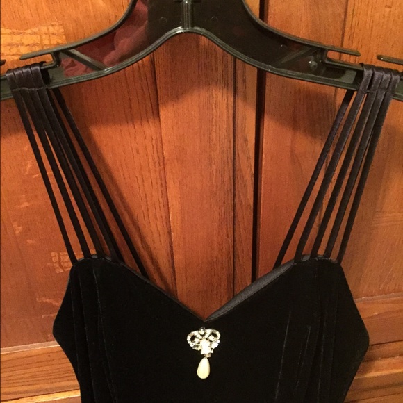 Black velvet formal dress - Picture 3 of 4