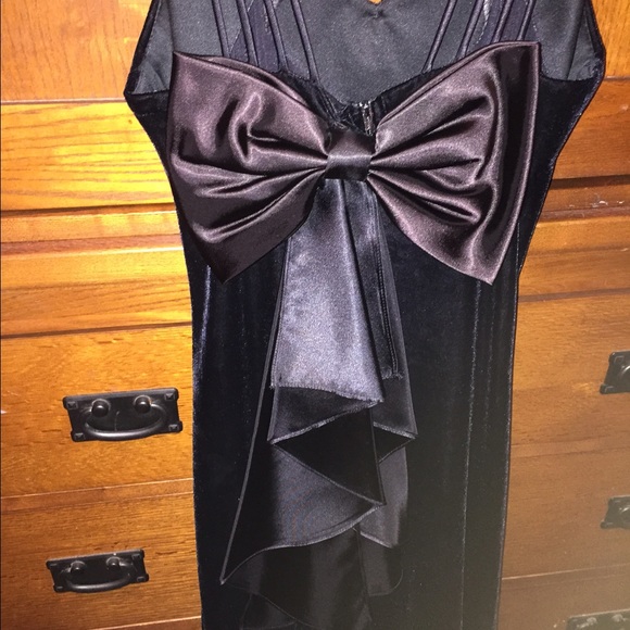 Black velvet formal dress - Picture 4 of 4