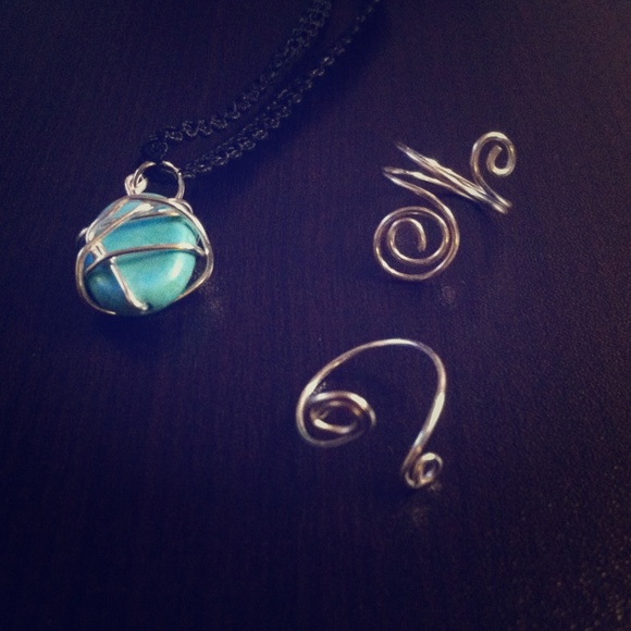 **BUNDLE**2 silver midis and 1 black choker!!!