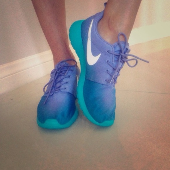 Nike Shoes - 🚫SOLD🚫RARE OMBRÉ NIKE ROSHES