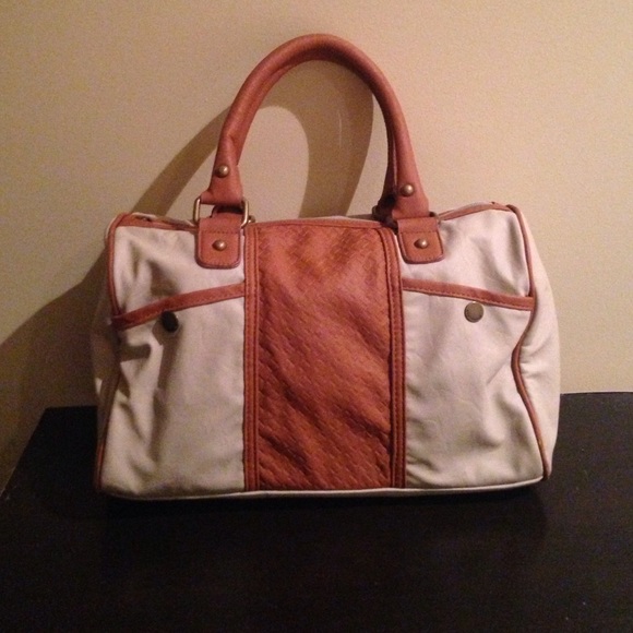 Medium size purse with a broken zipper