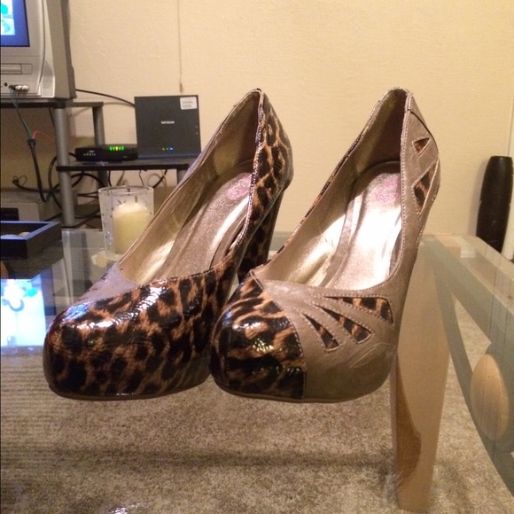 Animal print platform heeled shoe