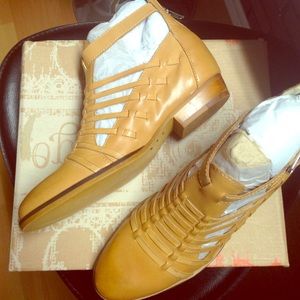 Beautiful saddle color latigos brand new in box
