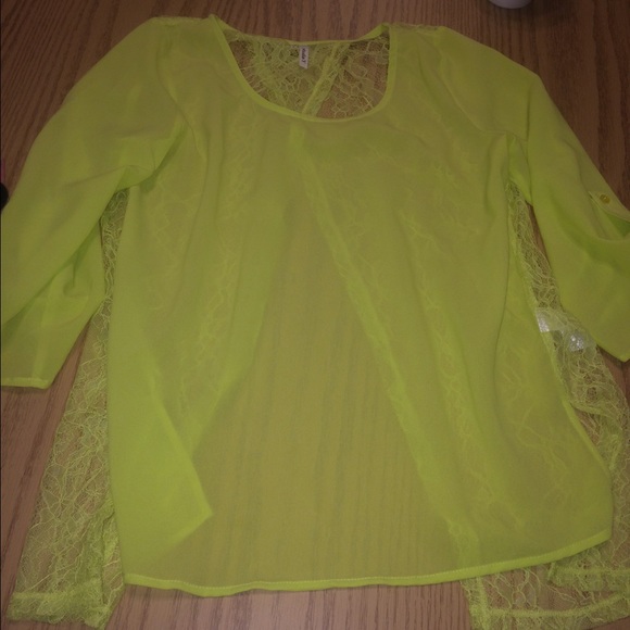Size small shirt. Super cute and light!