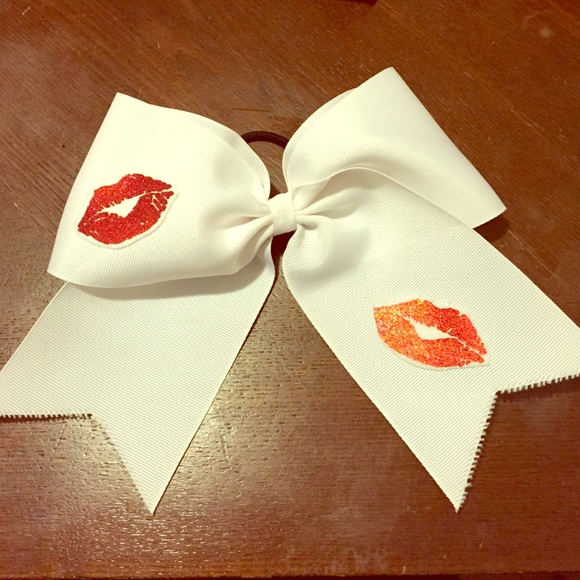 White Kisses Bow!