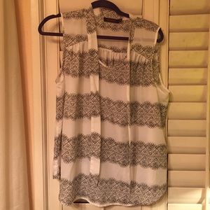 Very nice top for work. Worn once. Good condition