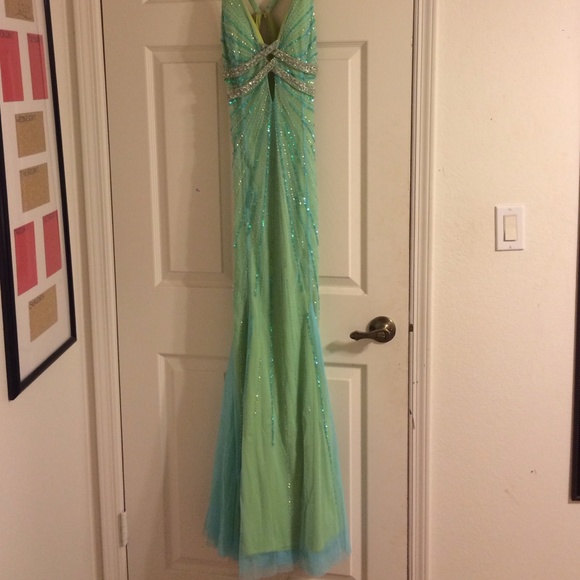 Prom dress - Picture 2 of 4