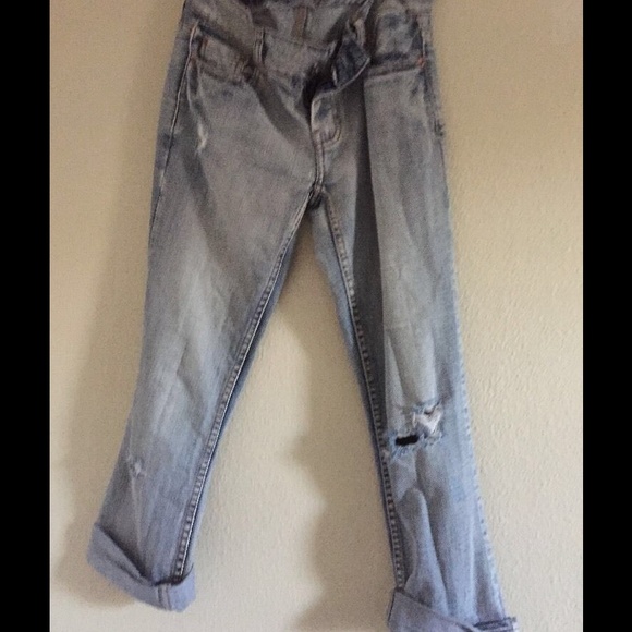American Eagle cropped capri destroyed jeans
