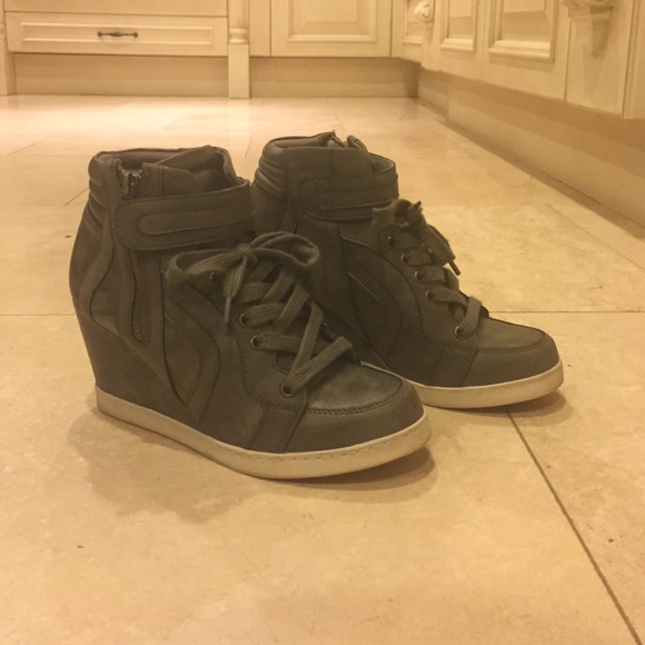 Gray Sneaker-Wedges