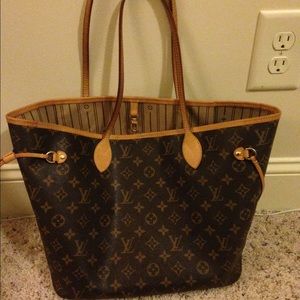 Neverfull MM comes with dust bag and receipt
