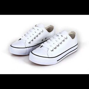 💮NWOT! Casual White Sneaker with Black Buttons
