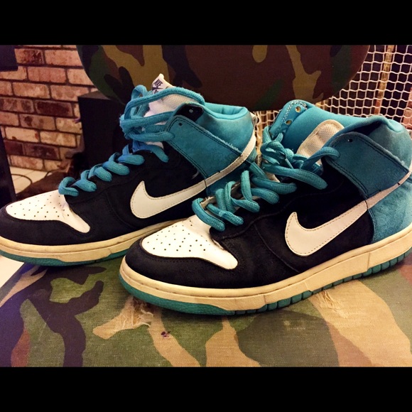 NIKE - SB Dunk's "Send Helps"