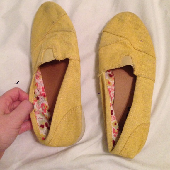 Yellow flats with flowers in the inside