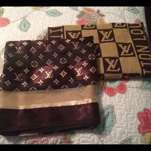 Imitation Louis Vuitton scarves.