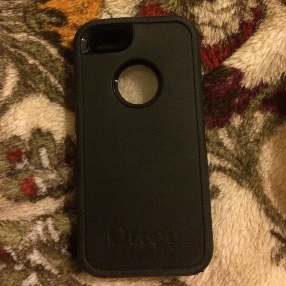 OtterBox Accessories - 💞 Black iphone 5s OTTERBOX Phone case 💞
